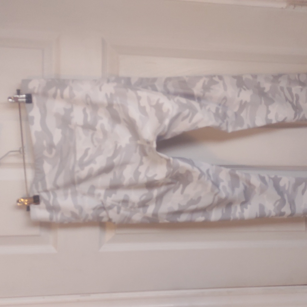 Like New! Athletic Leggings Grey/White Camo Size Large - Picture 7 of 16